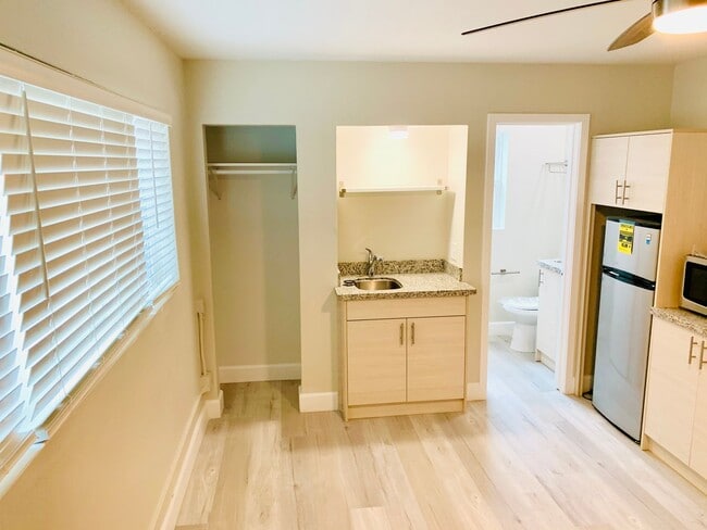 Building Photo - ONLY $1,550/mo! STUDIO APARTMENT AVAILABLE IN LA JOLLA!