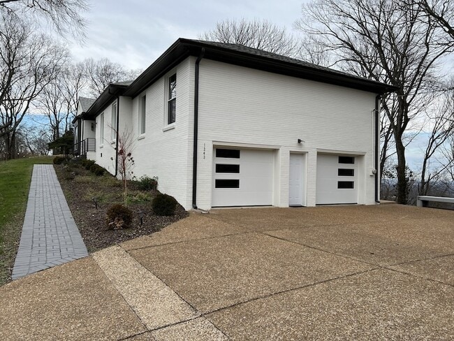 Building Photo - 1243 Saxon Dr