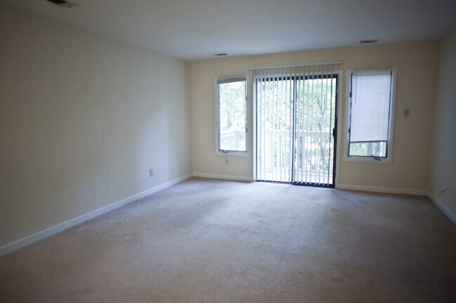 Foto del edificio - Wonderful 2BR garden apartment a few block...