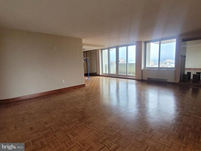 Building Photo - 604-36 S Washington Square