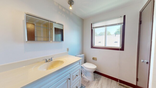 Photo du bâtiment - SPACIOUS THREE BEDROOM-2 BATHROOM TOWNHOME IN NORTH LONDON