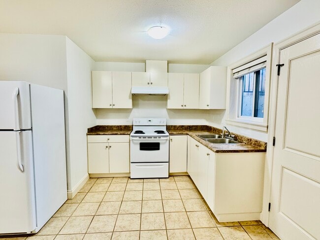 Building Photo - 14868 72 Av