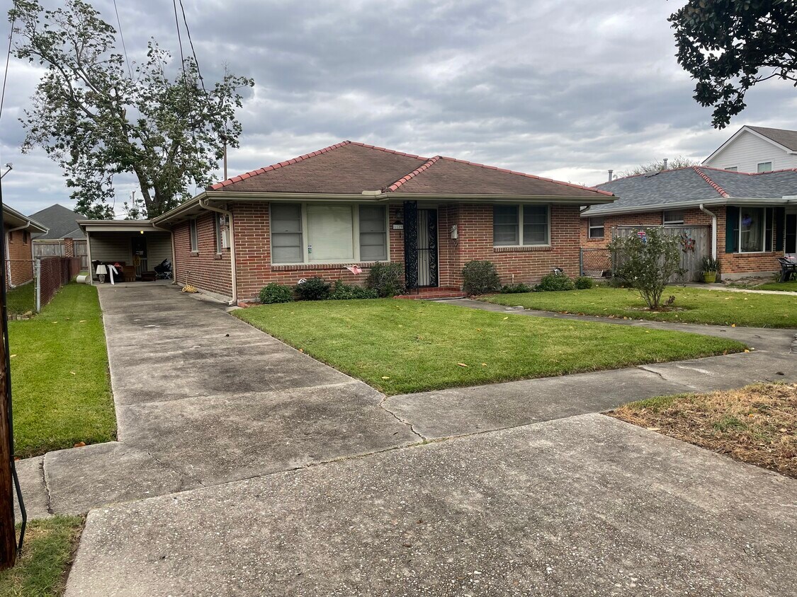Primary Photo - 1129 Aurora Ave