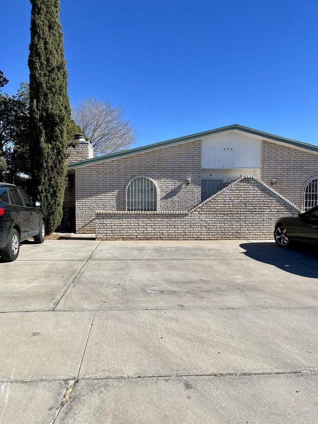 Building Photo - 2918 E Glen Dr