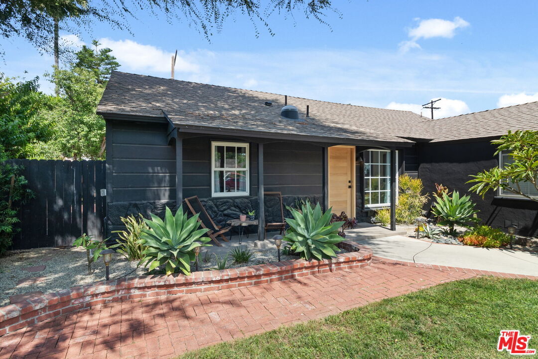 Primary Photo - 7339 Lasaine Ave