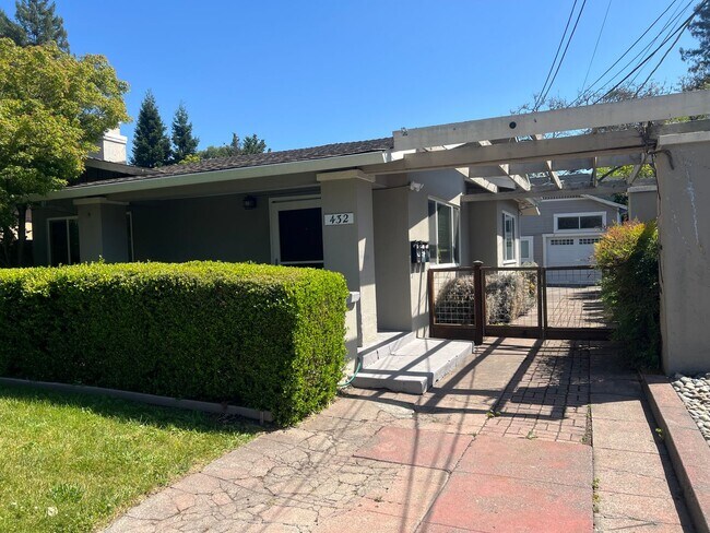Building Photo - Come check out this Lovely home located in...