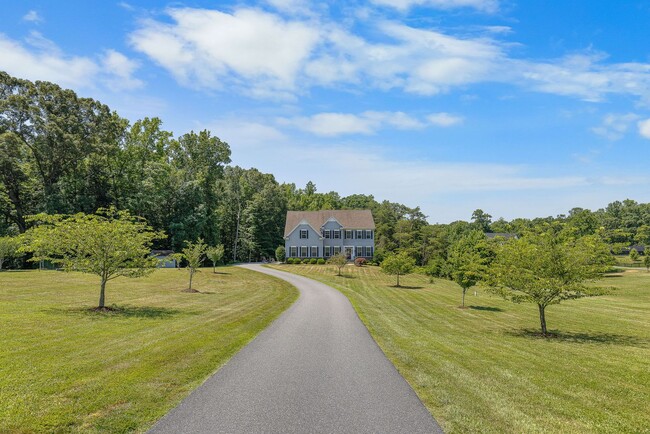 Building Photo - CHARMING ESTATE HOME -  STAFFORD - MINUTES...