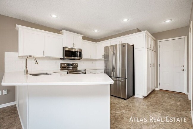 Building Photo - 801 SE Hocker Ct
