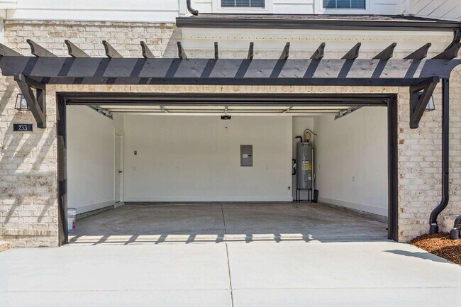 Foto del edificio - "Charming 3-Bed Townhouse Retreat with 2.5 Baths in Hendersonville's Heart!"