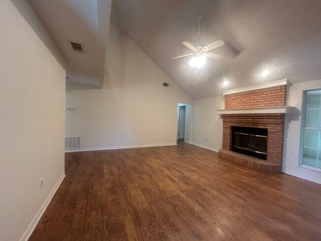 Foto del edificio - 310 Shoal River Dr