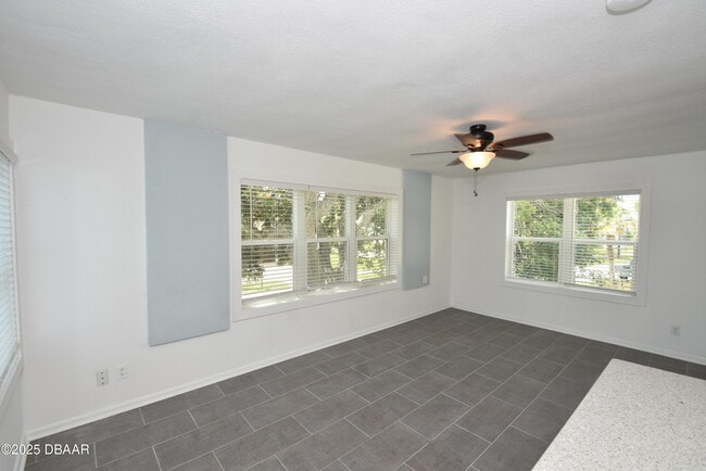 Building Photo - 403 N Oleander Ave