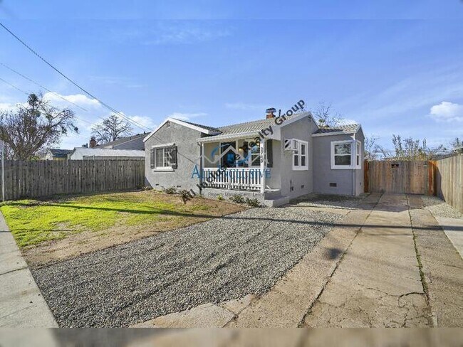 Building Photo - Cozy 2 beds 1 bath home! - Half off one mo...