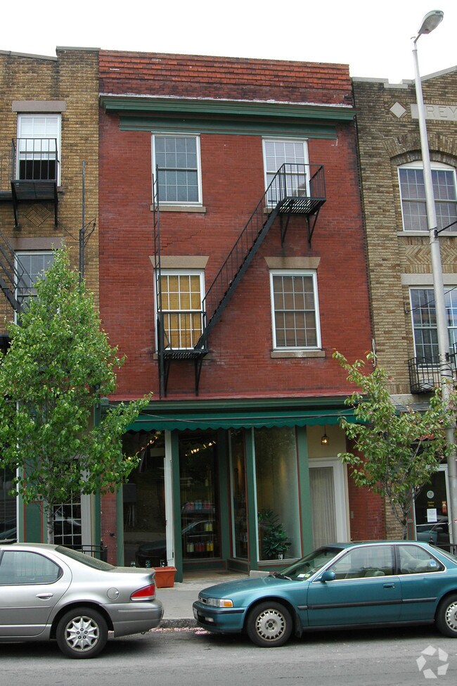 Building Photo - 202-206 Main St