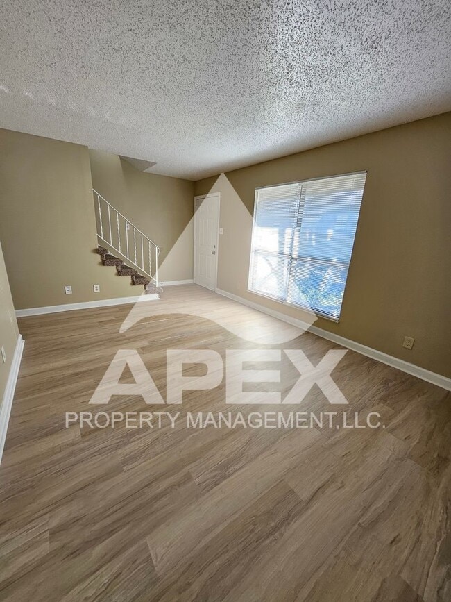 Building Photo - MOVE-IN SPECIAL, $1 RENT!! - Nice 2Bd - 1.5 Ba. Town House in West Knox off Cedar Bluff!