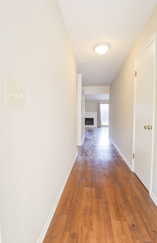 Foto del edificio - Spacious 3 bed / 2 bath duplex, Well maint...