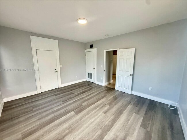 Building Photo - 301 SW 10th Ave