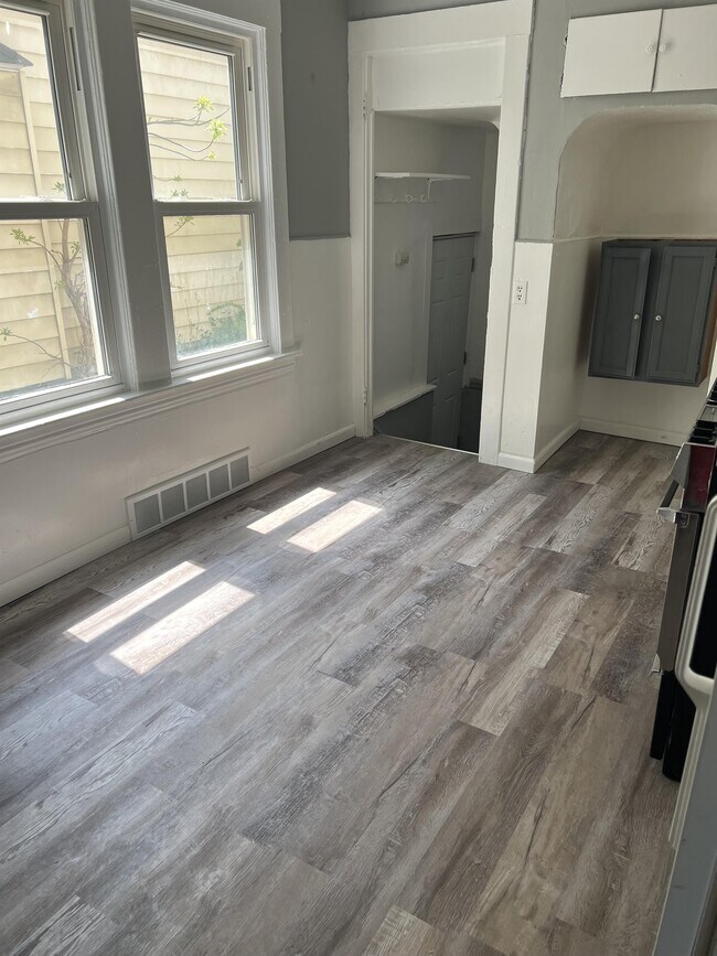 Building Photo - 1201 E 84th St