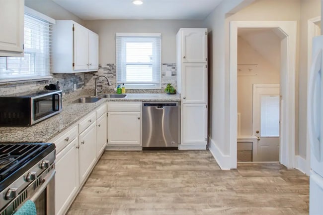 Building Photo - Move In Ready - 3 Bedroom 1.5 Bathroom Sin...