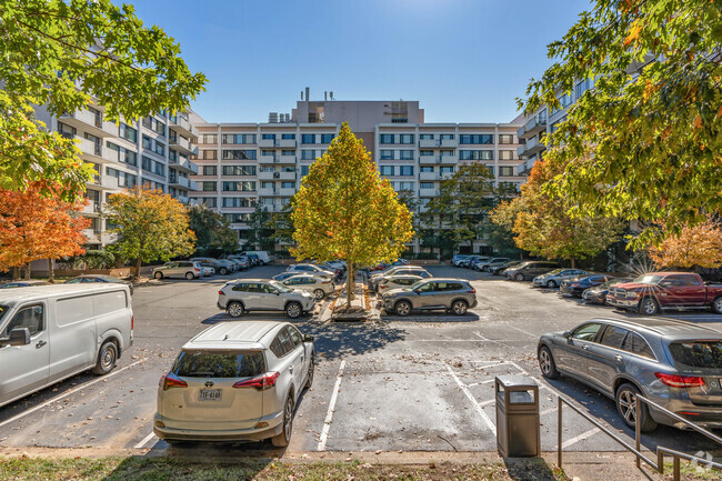 4501 Arlington Blvd - Chatham Condominiums