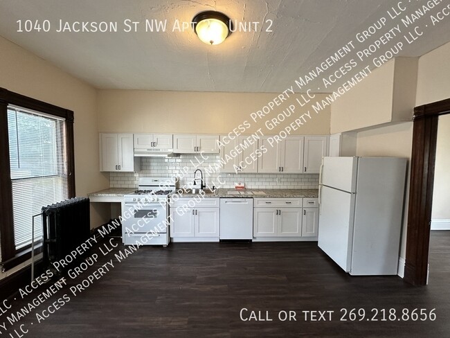 Building Photo - NW Side Updated One Bedroom Unit