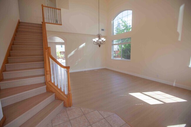 Foto del edificio - Spacious 5BR/3BA Home with Cathedral Ceili...