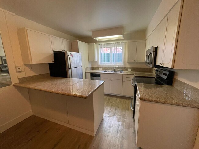 Building Photo - *Limited time offer: First month's rent free with the signing of a 13 month lease with approved a...