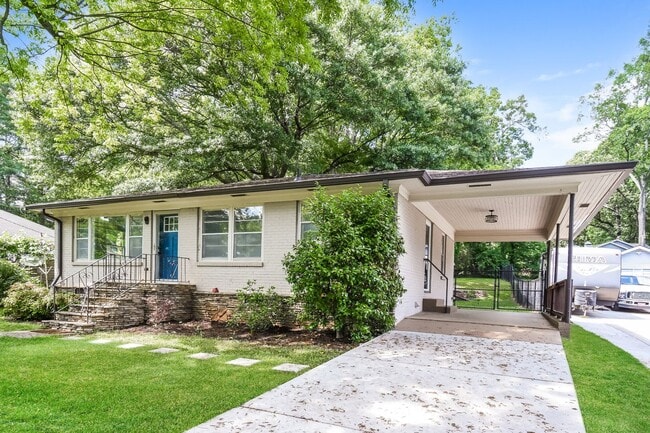 Building Photo - Charming Renovated 2-Bedroom Ranch with Fe...