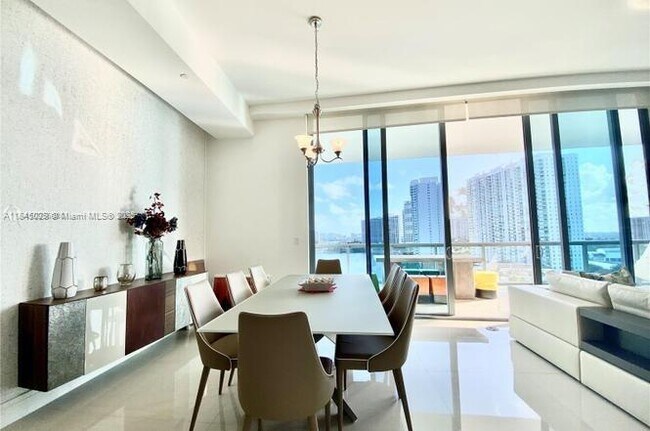 Foto del edificio - 3300 NE 188th St