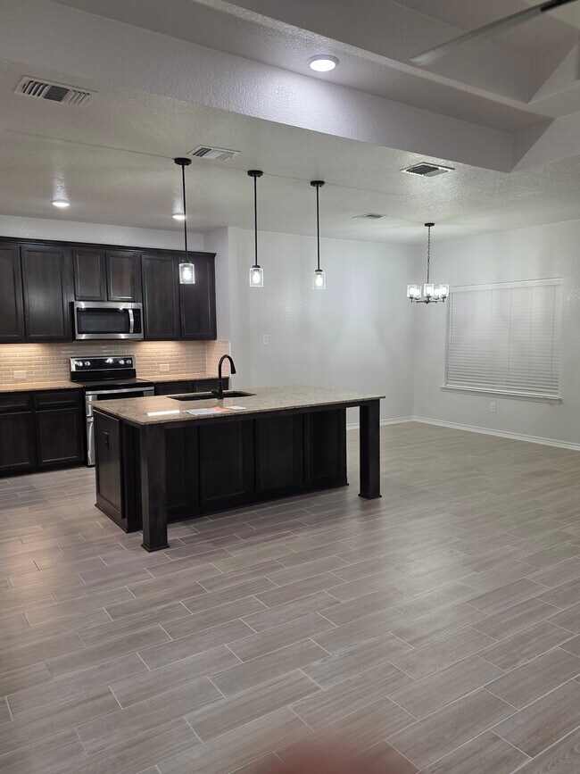 Building Photo - 519 Tooter St