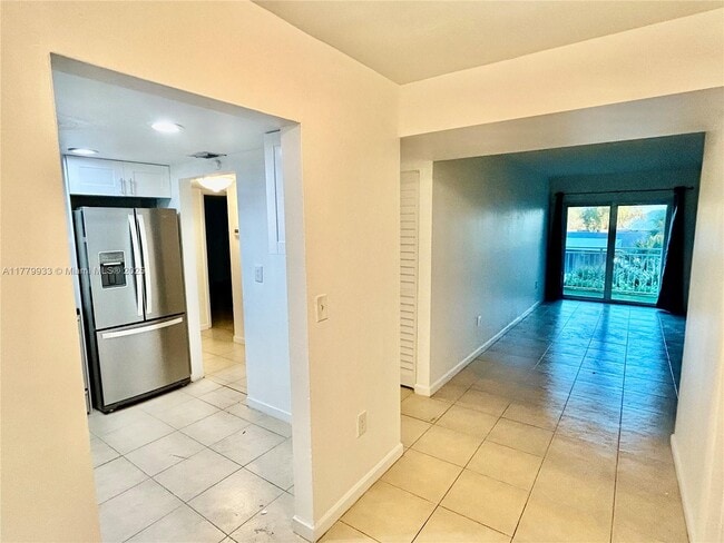 Building Photo - 9375 Fontainebleau Blvd