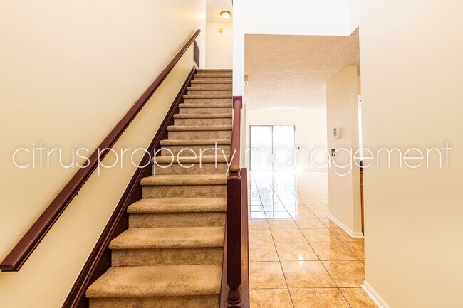 Foto del edificio - MetroWest 4/2.5 Corner Lot Home with Fence...