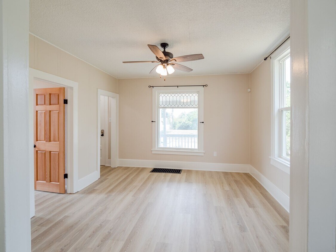 Foto principal - 1638 B Ave NE