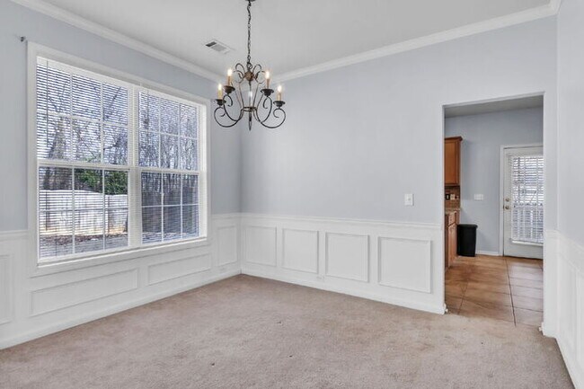 Foto del edificio - Spacious 4BR Home w/ Screened Porch, Fenced Yard & Great Location