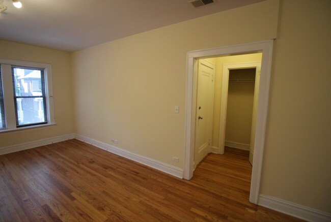Entry - 3717 N Leavitt St