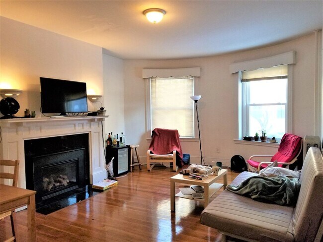 Charming 4-Bed Brownstone Near BU — Modern... - Charming 4-Bed Brownstone Near BU — Modern... Apartment