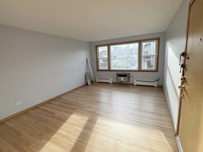 Building Photo - 4385 N Oak Park Ave