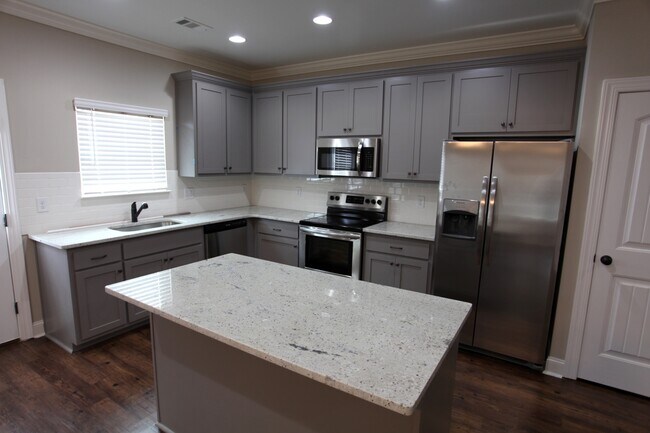 Foto del edificio - Downs Way Duplex Available for August!