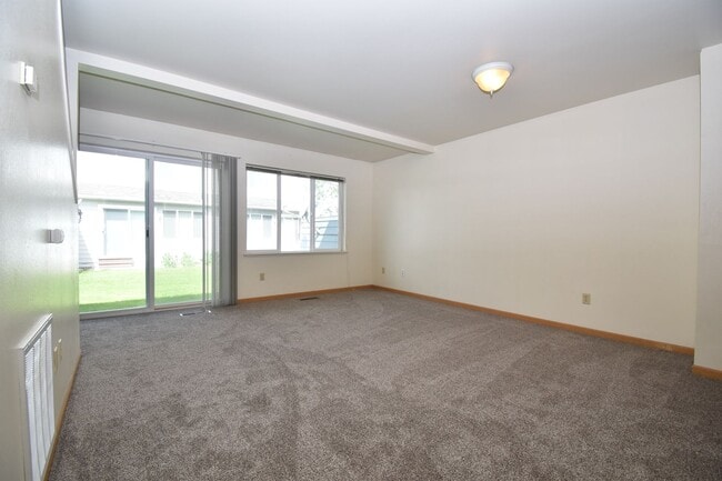 Building Photo - Nice Large 2 Bedroom 1 Bathroom Townhouse ...