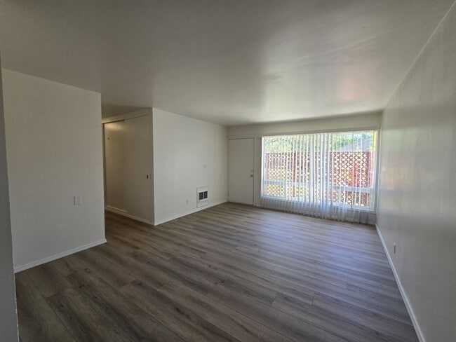 Building Photo - 751 NE Alameda Ave