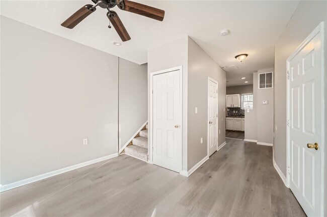 Building Photo - 3 Beds 1.5 Baths | $1475 | 1100 Clendenin ...