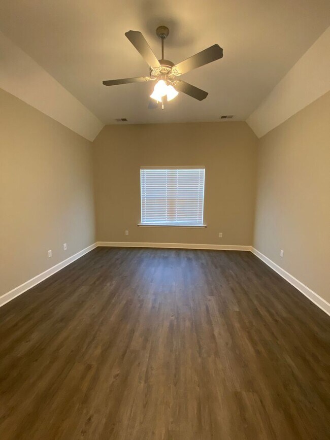 Building Photo - Beautiful home ready for move-in!