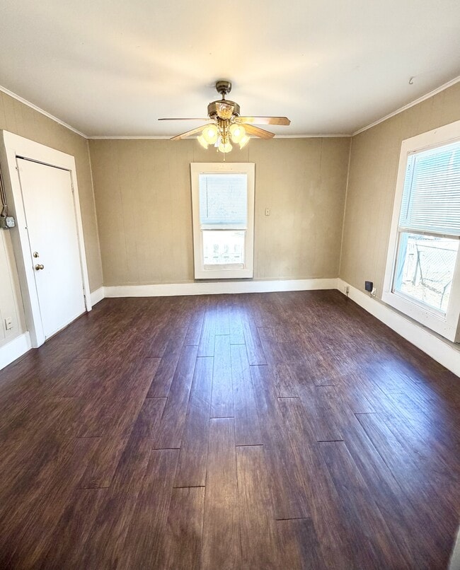 Building Photo - 900 E Live Oak St