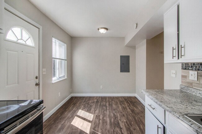 Foto del edificio - Lovely 2-Bed/1-Bath Townhouse – 850 sq. ft...