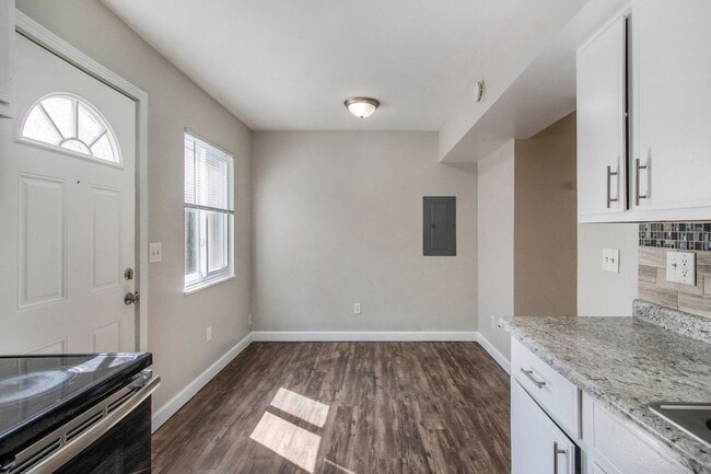 Building Photo - Lovely 2-Bed/1-Bath Townhouse – 850 sq. ft...