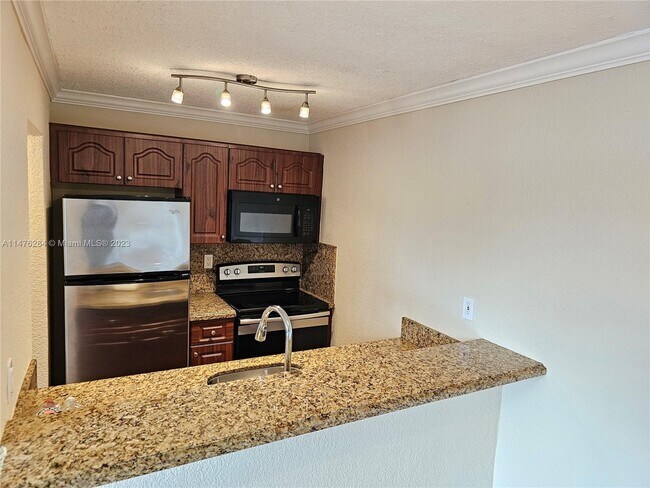 Foto del edificio - 300 Madeira Ave