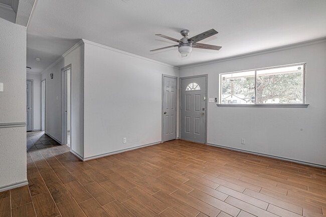 livingroom - 308 Sundown Ct