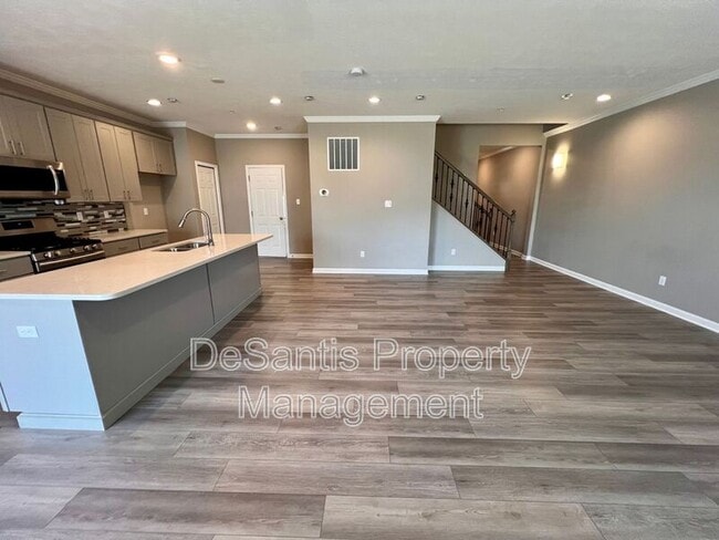 Building Photo - 2105 Canterbury Dr