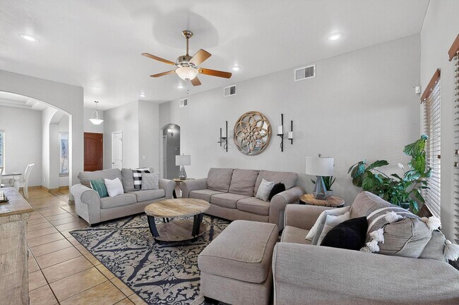 Foto del edificio - Beautiful 4-Bed Home With Two Living Areas in Family Friendly Neighborhood