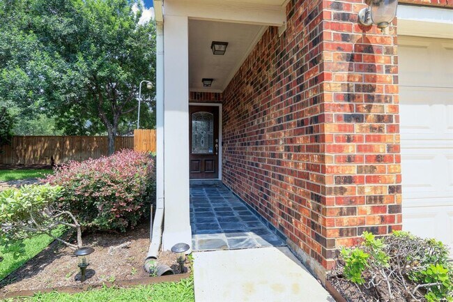 Building Photo - 3403 Skyline Village Dr
