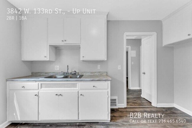 Building Photo - Newly renovated 2 Bedroom / 1 Bath Apartment
